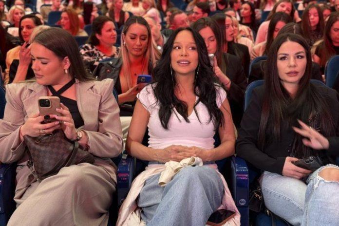 trudnu-editu-salecu-udvaraci!-sokirala:-muskarci-se-loze-na-zenu-koja-nosi-bebu!-(video)