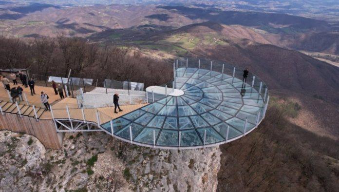 ni-1.000-ljudi-ne-drma-staklo-nad-kablarom:-uskoro-upotrebna-dozvola-za-vidikovac-na-planini-kod-cacka