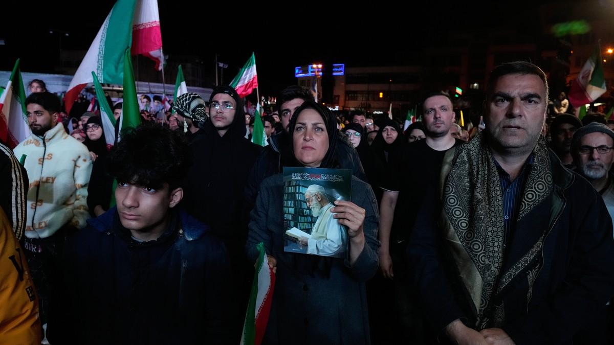 (foto)-haos-na-ulicama-teherana!-objavljen-dogovor,-a-onda-je-buknuo-bes:-gradani-masovno-izasli-na-ulice-i-zapalili-zastave-amerike-i-izraela (foto)-haos-na-ulicama-teherana!-objavljen-dogovor,-a-onda-je-buknuo-bes:-gradani-masovno-izasli-na-ulice-i-zapalili-zastave-amerike-i-izraela