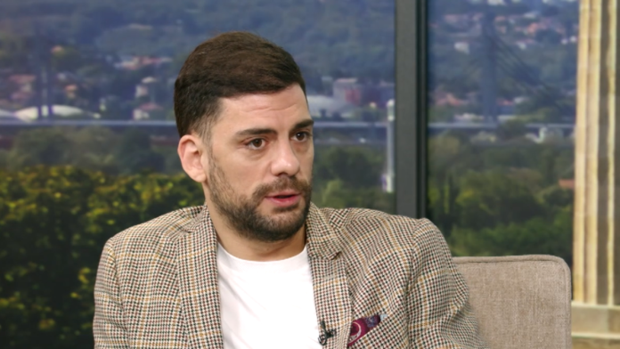 (video)-glumci-izasli-sa-probe-i-kupili-slatkise-za-sve-koji-su-cekali-da-kupe-kartu!-nestvarna-scena-ispred-pozorista-sokirala-sve,-ovakve-redove-ni-starije-kolege-ne-pamte