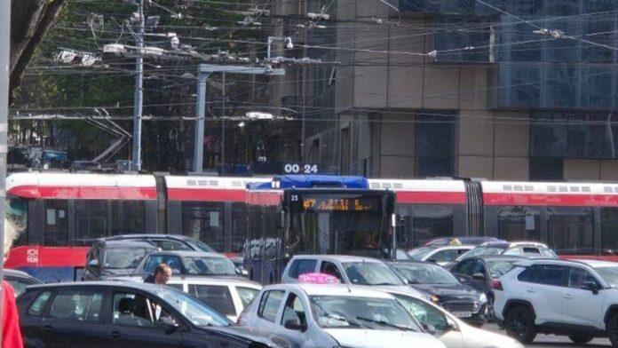 (foto)-haos-na-slaviji:-dva-auta-se-sudarila,-guzve-paralisale-kruzni-tok!