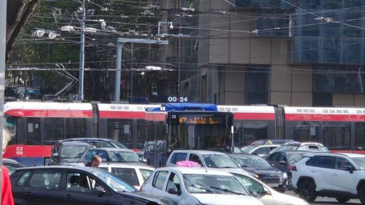 (foto)-haos-na-slaviji:-dva-auta-se-sudarila,-guzve-paralisale-kruzni-tok! (foto)-haos-na-slaviji:-dva-auta-se-sudarila,-guzve-paralisale-kruzni-tok!