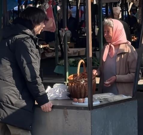 luka-kupio-sva-bakina-jaja-na-pijaci-i-rasplakao-pancevo-pred-vaskrs:-ovim-recima-odusevio-sve-video luka-kupio-sva-bakina-jaja-na-pijaci-i-rasplakao-pancevo-pred-vaskrs:-ovim-recima-odusevio-sve-video