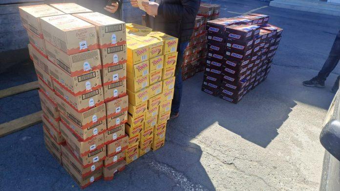zaplenjeno-vise-od-34.000-snickers-i-twix-cokoladica:-policija-razbila-ilegalnu-trgovinu