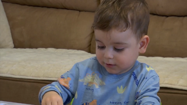 Да-Урош-чује-рођенданску-песмицу-–-прикупља-се-новац-за-лечење-трогодишњег-дечака