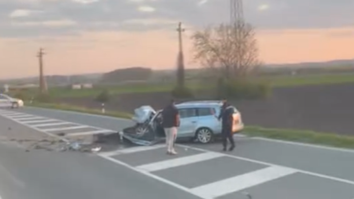 prednji-deo-automobila-potpuno-smrskan,-delovi-svuda-po-putu-saobracajna-nesreca-izmedu-kovina-i-smedereva:-policija-na-licu-mesta-(video)