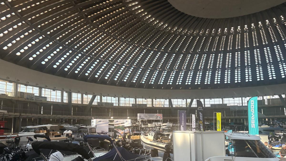 fica-na-vodi-ukrao-sou!-najskuplja-jahta-na-sajmu-nautike-kosta-450.000-evra:-evo-sta-su-posetioci-jos-mogli-da-vide-(foto) fica-na-vodi-ukrao-sou!-najskuplja-jahta-na-sajmu-nautike-kosta-450.000-evra:-evo-sta-su-posetioci-jos-mogli-da-vide-(foto)