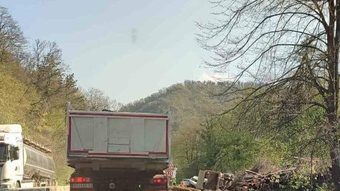 vatrogasci-seku-vozilo,-dve-osobe-povredene-teska-nesreca-na-iriskom-vencu,-sudarili-se-kamion-i-kombi:-drva-ispala-iz-prikolice,-razbacana-po-putu!-(foto)