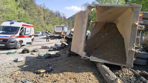 Тешка-несрећа-на-Иришком-венцу-–-камион-ударио-у-комби,-две-особе-повређене Тешка-несрећа-на-Иришком-венцу-–-камион-ударио-у-комби,-две-особе-повређене