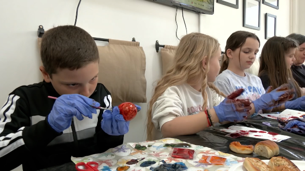 Шабац:-Ускршња-јаја-и-колаче-заједно-припрема-више-генерација Шабац:-Ускршња-јаја-и-колаче-заједно-припрема-више-генерација