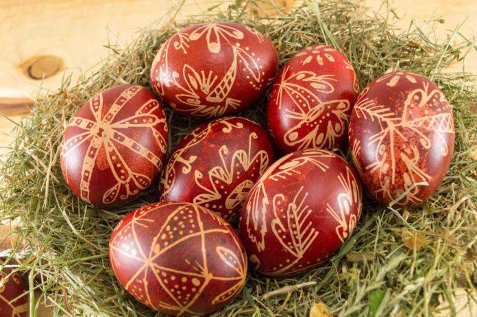 domacice-otkrile-kako-farbaju-jaja-zdravo,-bez-hemije:-ove-tehnike-su-zlata-vredne