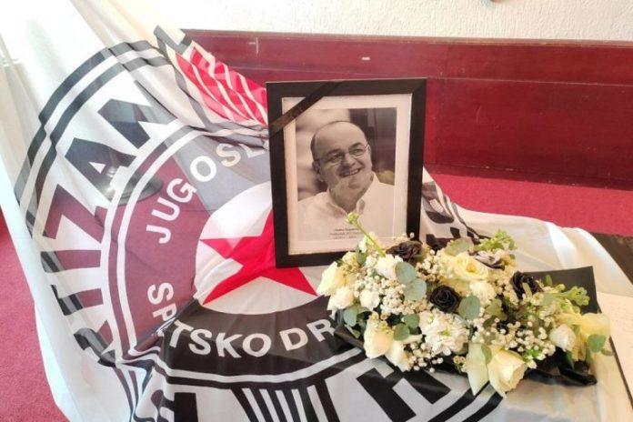 otvorena-knjiga-zalosti:-ljudi-se-oprastaju-od-vujosevica-–-evo-ko-se-prvi-upisao-(foto)