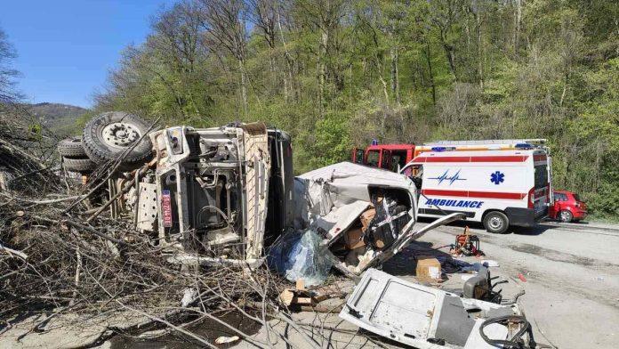 sudarili-se-kombi-i-kamion-pun-drva-vatrogasci-sekli-vozilo-da-izvuku-povredene,-evo-u-kakvom-su-stanju