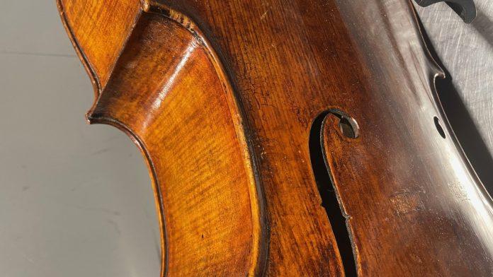 carinici-na-aerodromu-pretresli-putnika,-sa-sobom-nosio-veliku-kutiju:-ono-sto-je-u-njoj-krio-staro-je-preko-200-godina-(foto)