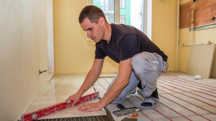 ljudi-keramicke-plocice-sve-rede-stavljaju:-majstor-pokazao-jeftinu,-a-brzu-zamenu-koja-izgleda-kao-iz-casopisa