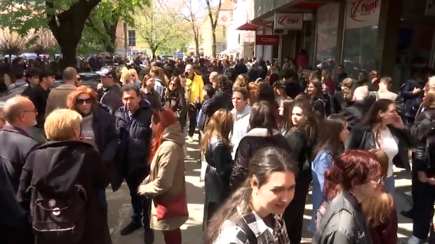 Протест-против-укидања-три-департмана-на-Филозофском-факултету-у-Нишу Протест-против-укидања-три-департмана-на-Филозофском-факултету-у-Нишу