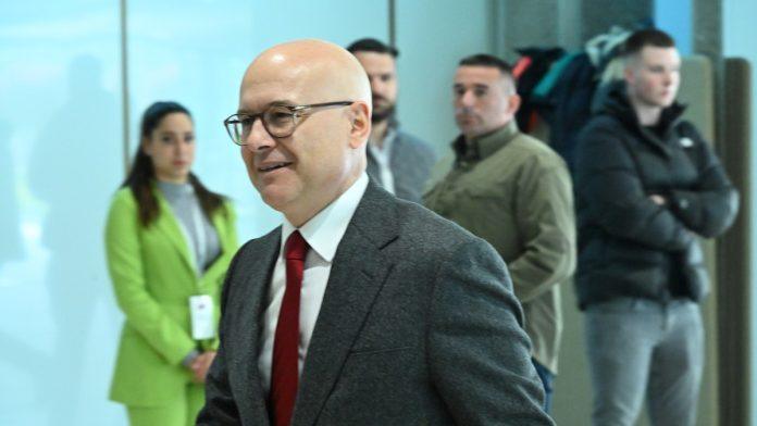 sednica-predsednistva-sns:-jedna-od-tema-i-konsultacije-sa-vucicem-(foto,-video)