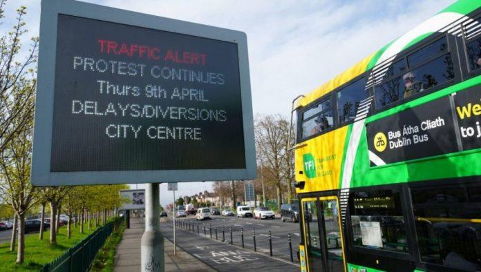 irska-na-ivici-saobracajnog-kolapsa:-vojska-na-ulicama-zbog-blokada