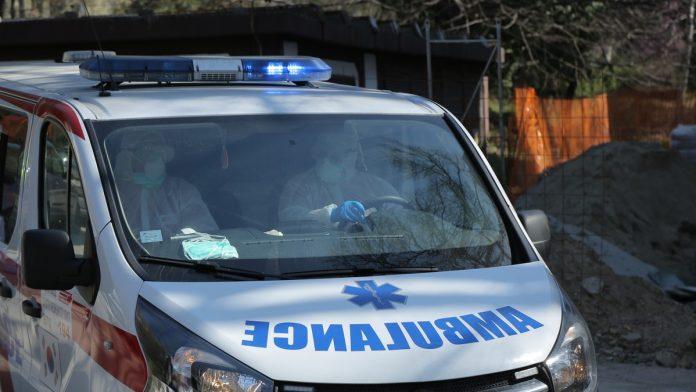 povreden-tinejdzer-(15)-stravicna-nesreca-u-centru-kaca:-sudarili-se-motor-i-automobil