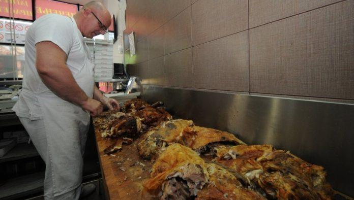 da-pecenica-zamirise,-pa-nek-gori-dzep:-cene-mesa-na-raznju-pred-vaskrs-kao-lane,-u-pecenjarama-zadovoljni-narudzbinama