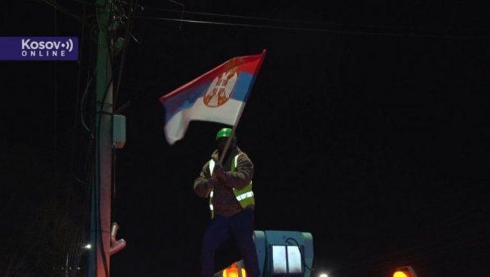 kurtijeva-provokacija-pred-vaskrs:-u-gracanici-uklanjaju-srpske-zastave-uz-asistenciju-policije