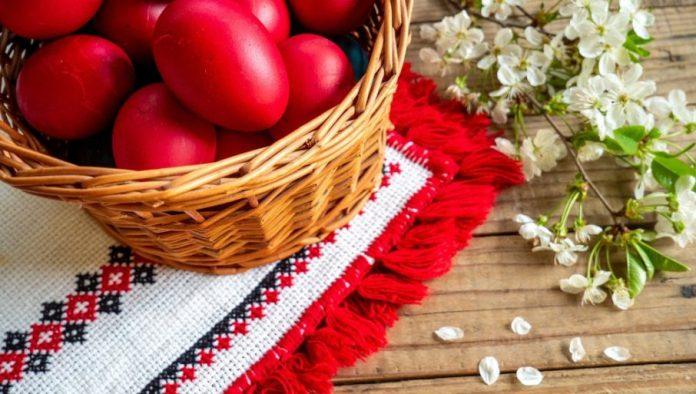farbanje-jaja-mlevenom-paprikom:-prirodan-metod-za-najlepsu-crvenu-boju-u-uskrsnjoj-korpici