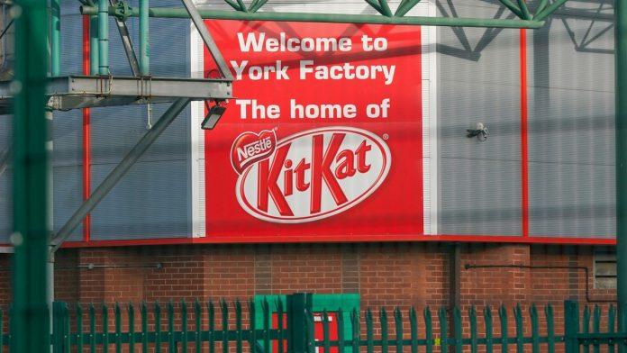 filmska-potera-za-cokoladom:-kamion-sa-kitkatom-pod-pratnjom-policije-i-okruzen-konvojem-obezbedenja-posle-krade-12-tona-slatkisa