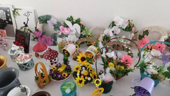 stolovi-puni-sarenila:-pacijenti-specijalne-zatvorske-bolnice-u-beogradu-izradili-predmete-za-vaskrsnju-izlozbu