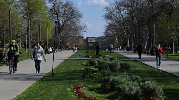 Хладно-јутро-у-Србији,-током-дана-смена-сунца-и-облака Хладно-јутро-у-Србији,-током-дана-смена-сунца-и-облака