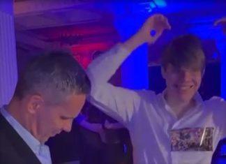 (Video) OTAC MU STAVLJA ROLEKS NA RUKU, A ON SE DRŽI ZA GLAVU Sin Danijele Karić dobio luksuzan poklon, pa se popeo na stolicu: Ovo su detalji sa gala proslave Filipovog 18. rođendana (video)-otac-mu-stavlja-roleks-na-ruku,-a-on-se-drzi-za-glavu-sin-danijele-karic-dobio-luksuzan-poklon,-pa-se-popeo-na-stolicu:-ovo-su-detalji-sa-gala-proslave-filipovog-18.-rodendana