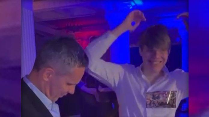 (video)-otac-mu-stavlja-roleks-na-ruku,-a-on-se-drzi-za-glavu-sin-danijele-karic-dobio-luksuzan-poklon,-pa-se-popeo-na-stolicu:-ovo-su-detalji-sa-gala-proslave-filipovog-18.-rodendana