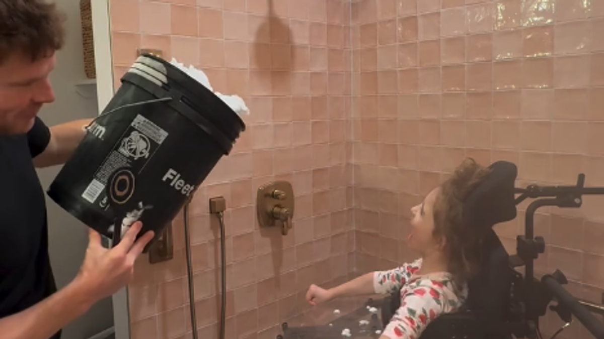 majka-unela-sneg-u-kucu-da-bi-njena-cerka-sa-posebnim-potrebama-uzivala:-jednostavan-porodicni-momenat-postao-mnogo-vise-od-toga-za-ljude-sirom-sveta majka-unela-sneg-u-kucu-da-bi-njena-cerka-sa-posebnim-potrebama-uzivala:-jednostavan-porodicni-momenat-postao-mnogo-vise-od-toga-za-ljude-sirom-sveta