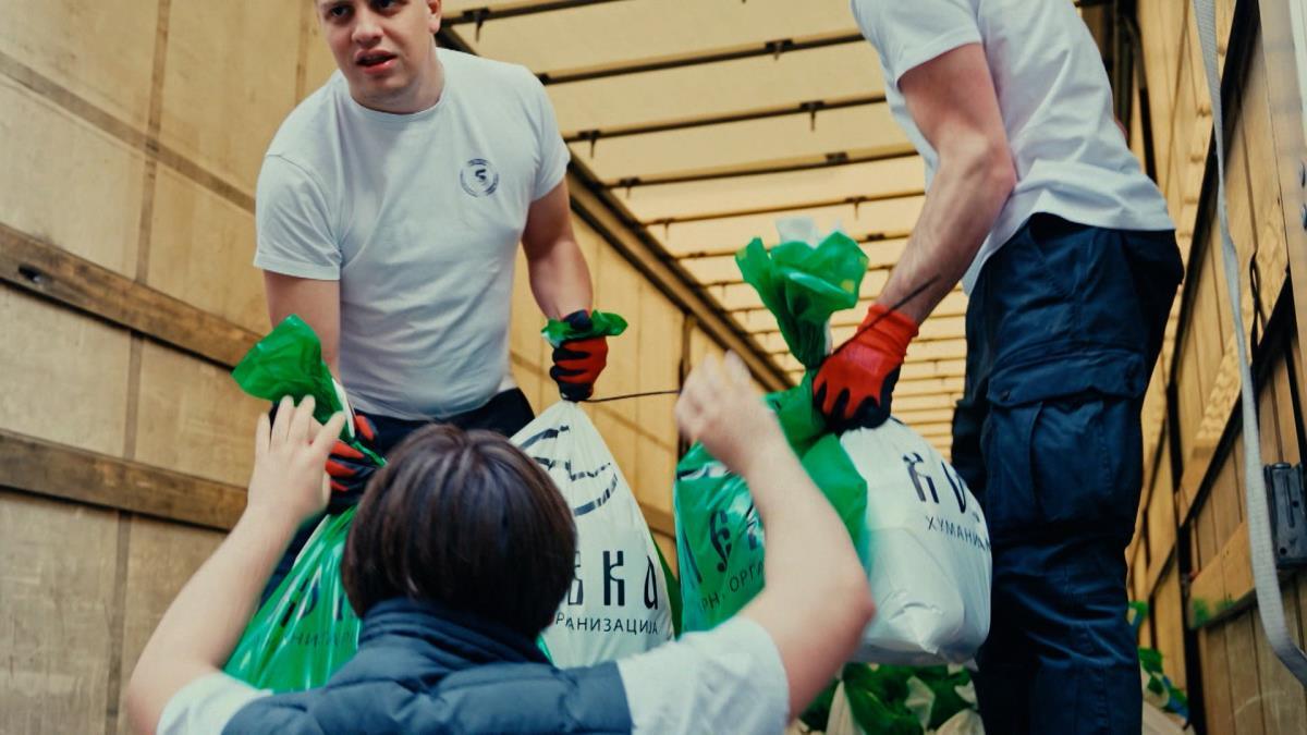 mladi-humanitarci-iz-„kolevke“-obisli-najugrozenije-u-raskoj-oblasti:-na-padinama-golije-doneli-pomoc,-ali-i-ono-najvaznije-–-nadu-i-toplinu mladi-humanitarci-iz-„kolevke“-obisli-najugrozenije-u-raskoj-oblasti:-na-padinama-golije-doneli-pomoc,-ali-i-ono-najvaznije-–-nadu-i-toplinu