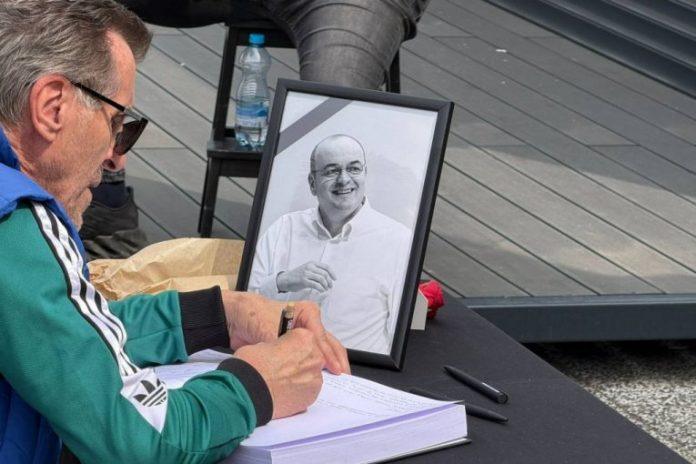 suze-ce-vam-same-krenuti!-poslednji-poklon-grobara-za-duska-vujosevica-–-evo-sta-su-doneli-ispred-arene!-(foto,-video)