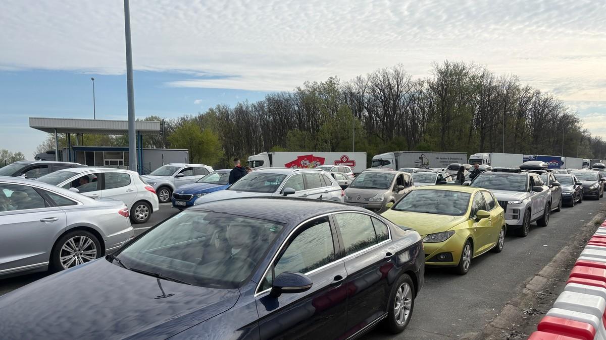 (foto,-video)-“spremite-zalihe-vode-i-hrane!”-srbi-satima-zarobljeni-na-granici-sa-hrvatskom,-pogledajte-ove-slike,-koloni-se-ne-vidi-kraj (foto,-video)-“spremite-zalihe-vode-i-hrane!”-srbi-satima-zarobljeni-na-granici-sa-hrvatskom,-pogledajte-ove-slike,-koloni-se-ne-vidi-kraj