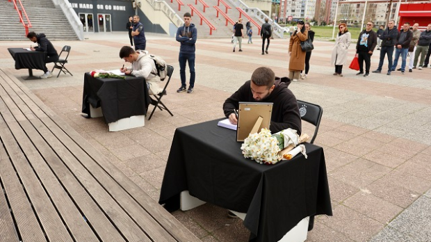 “Душко,-хвала-ти-што-си-нас-научио-да-волимо-кошарку”,-исписују-се-последње-поруке-Вујошевићу-у-књигу-жалости