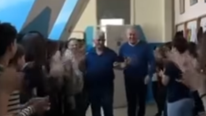“trle,-legendo,-zasluzio-si-ovo!”-snimak-ispracaja-nastavnika-radenka-u-penziju-rasplakao-srbiju:-ono-sto-su-mu-daci-priredili-odusevilo-sve-(video)