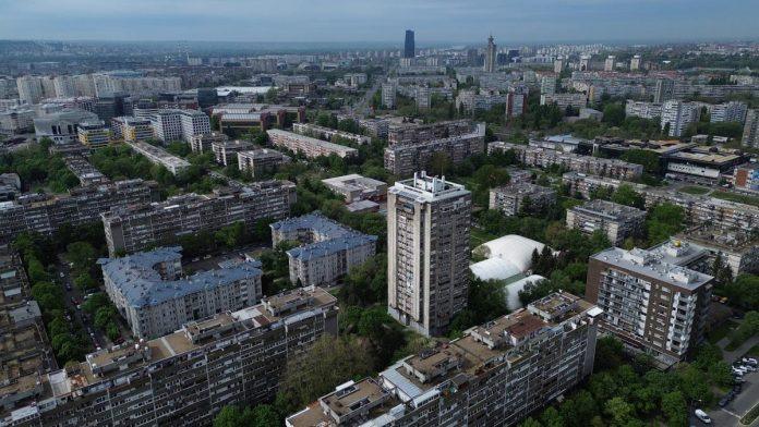 brutalna-poruka-osvanula-na-vratima-zgrade-u-vladimircima:-stanarima-prekipelo,-zestokim-recima-se-obratili-komsiji-–-ovo-nece-zaboraviti-(foto)