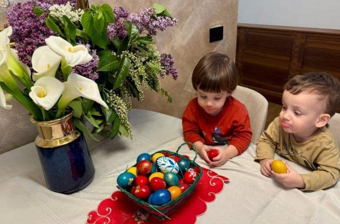 ministarka-stamenkovski-objavila-divnu-fotografiju:-sa-sinovima-strahinjom-i-vukasinom-sarala-vaskrsnja-jaja-–-uzbudenje-bilo-veliko,-pa-su-mnoga-razbijena