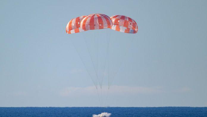 posada-misije-“artemis-ii”-stigla-na-zemlju!-kraj-istorijskog-leta-oko-meseca:-astronauti-se-padobranima-bezbedno-spustili-u-tihi-okean,-docekali-ih-tim-nasa-i-americka-vojska-(foto,-video)