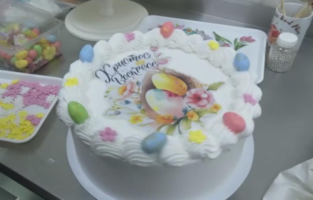 obicaj-koji-godinama-opstaje-u-leskovcu:-kumovima-za-uskrs-na-poklon-–-torta obicaj-koji-godinama-opstaje-u-leskovcu:-kumovima-za-uskrs-na-poklon-–-torta