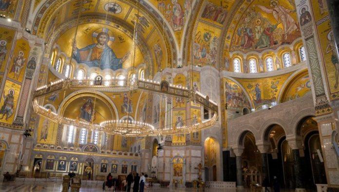 blagoslov-sa-hristovog-groba:-veceras-docek-i-deljenje-blagodetnog-ognja-u-hramu-svetog-save-u-beogradu