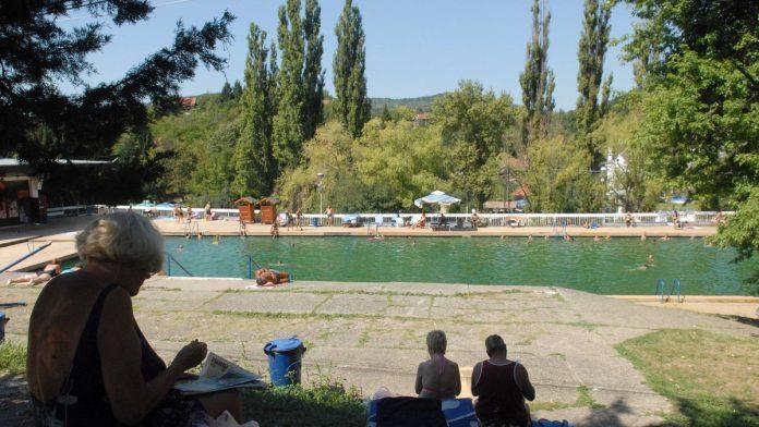 fruskogorski-biser-sija-u-novom-ruhu:-banja-vrdnik-dobila-pesacku-zonu,-300-metara-zelenila-i-smestaj-za-20-evra-ceka-turiste-ovog-proleca