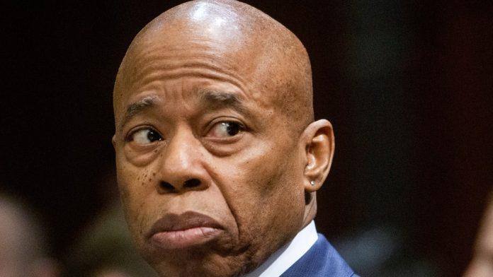 erik-adams-postao-albanac-bivsi-gradonacelnik-njujorka-dobio-albansko-drzavljanstvo-i-pasos