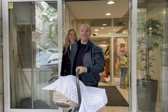 sofra-na-veliku-subotu-izveo-suprugu-i-cerku-iz-porodilista:-veselje-na-ulici,-kiti-muzicare-novcanicama-od-100-evra!-(video)