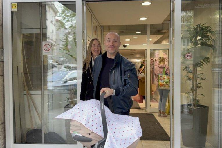 sofra-na-veliku-subotu-izveo-suprugu-i-cerku-iz-porodilista:-veselje-na-ulici,-kiti-muzicare-novcanicama-od-100-evra!-(video) sofra-na-veliku-subotu-izveo-suprugu-i-cerku-iz-porodilista:-veselje-na-ulici,-kiti-muzicare-novcanicama-od-100-evra!-(video)