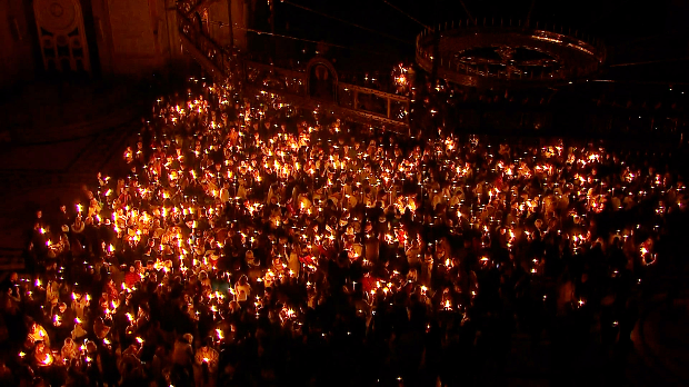 Дељење-Благодатног-огња-у-Храму-Светог-Саве-у-Београду