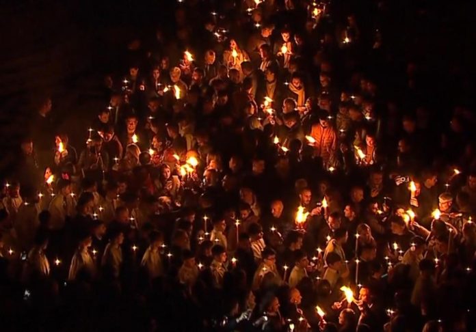 blagodatni-oganj-sa-hristovog-groba-podeljen-vernicima-u-hramu-svetog-save-u-beogradu