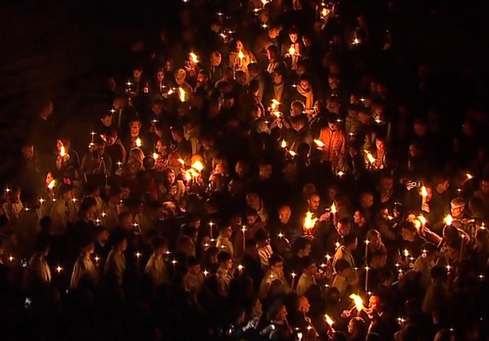 blagodatni-oganj-sa-hristovog-groba-podeljen-vernicima-u-hramu-svetog-save-u-beogradu blagodatni-oganj-sa-hristovog-groba-podeljen-vernicima-u-hramu-svetog-save-u-beogradu