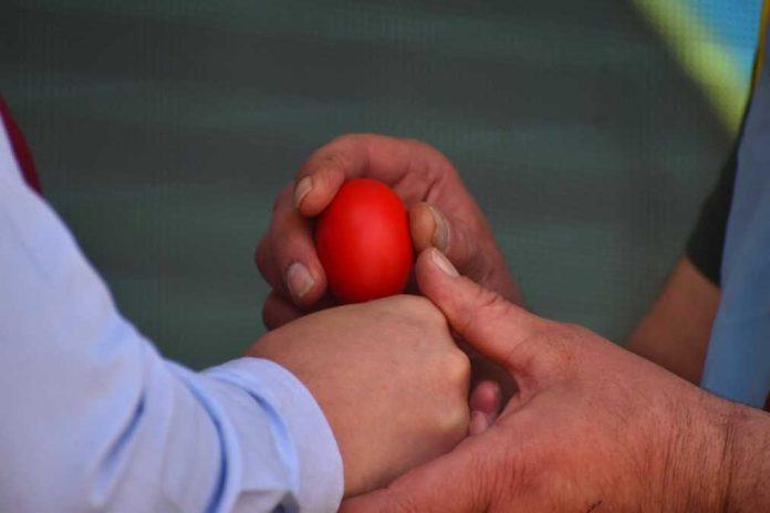 ovako-mokrin-docekuje-vaskrs-ofarbali-200000-jaja,-sa-najtvrdim-se-sutra-takmice-na-36.-tucanijadi-(foto)